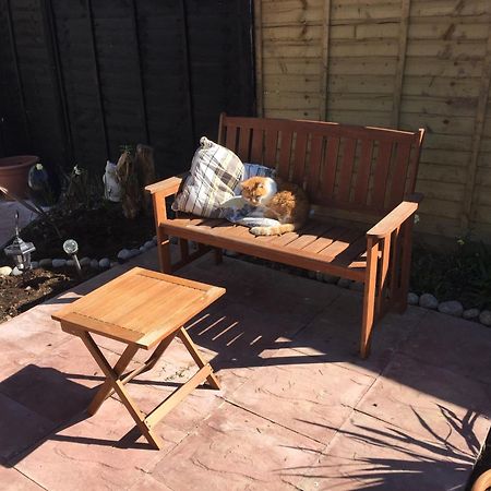 Basingstoke En Suite Room In Garden Annex Bagian luar foto