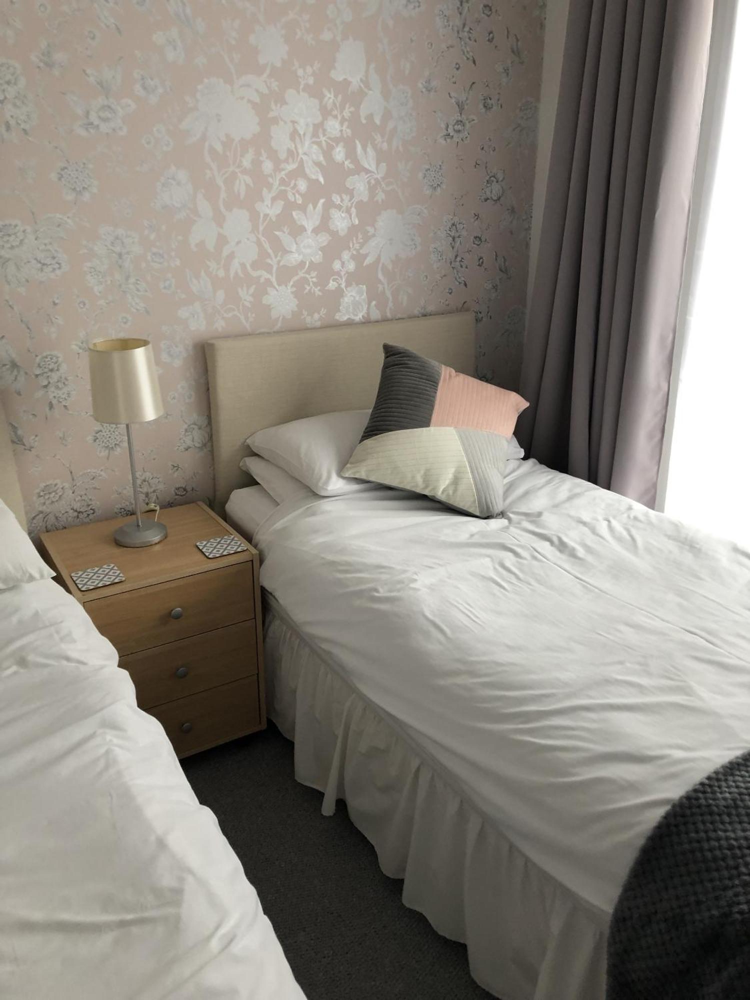Basingstoke En Suite Room In Garden Annex Bagian luar foto