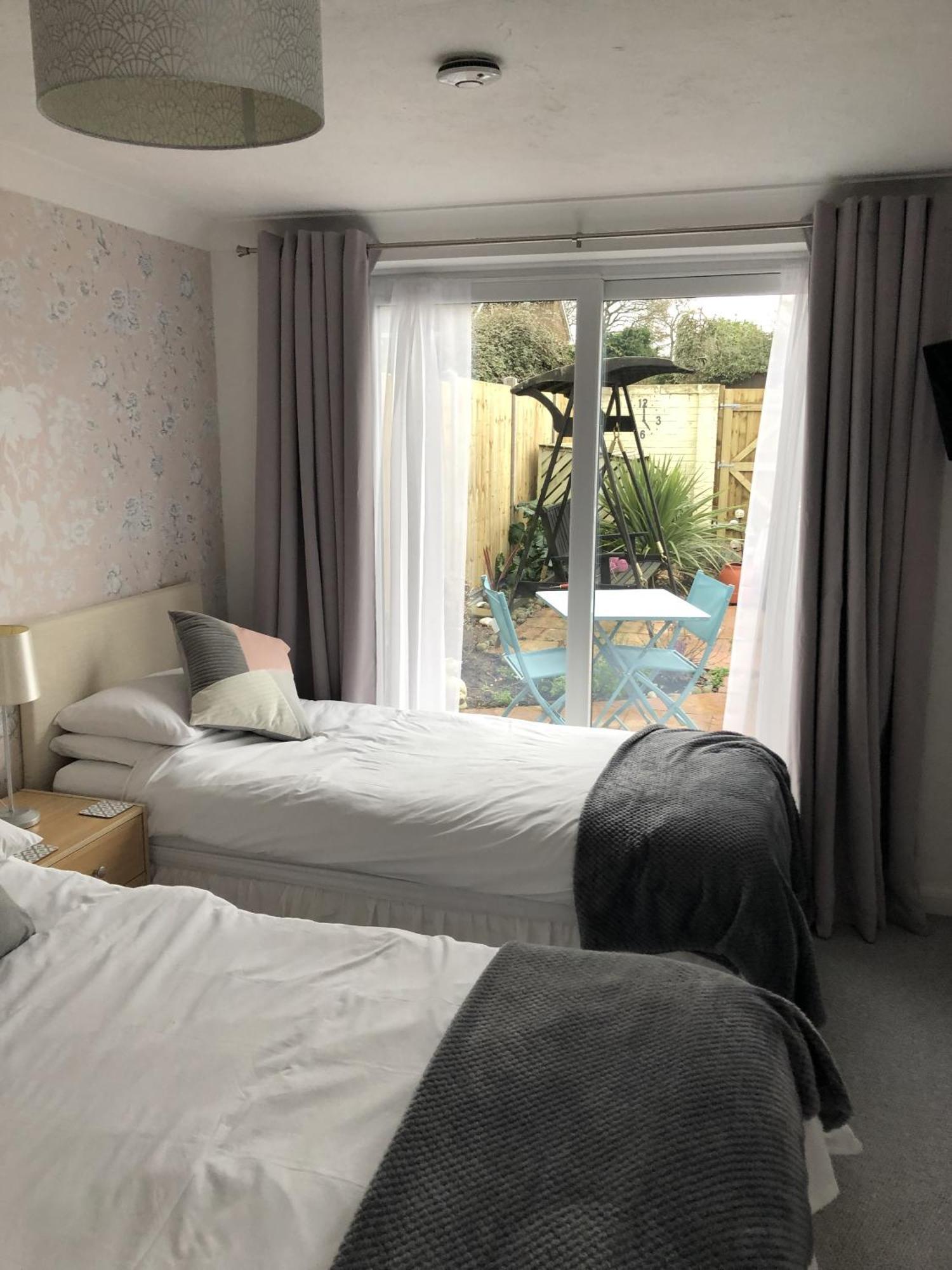Basingstoke En Suite Room In Garden Annex Bagian luar foto